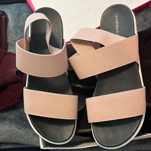 Flat stretch sandals